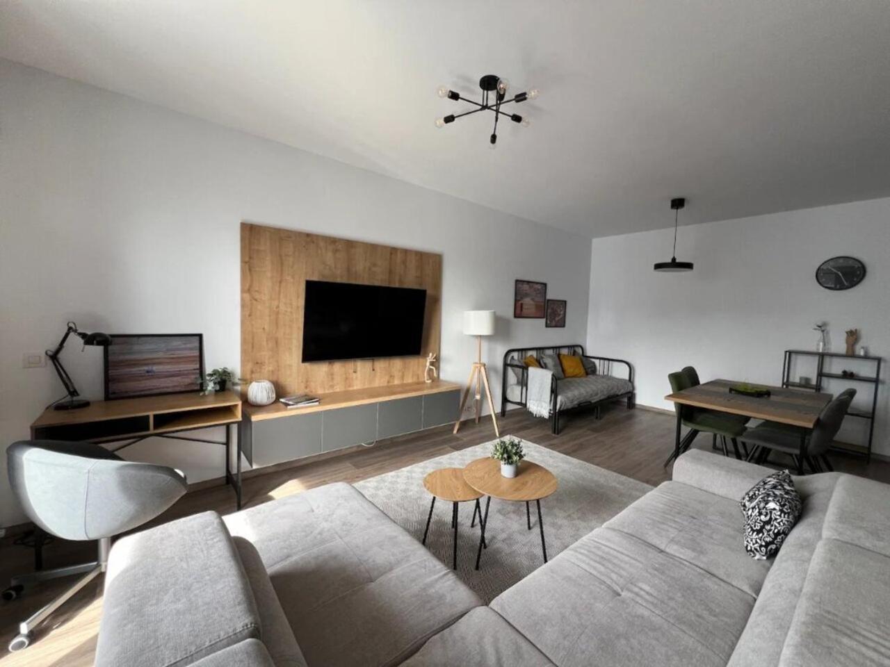 High-Rise Luxury Apartment With Free Parking ブカレスト エクステリア 写真