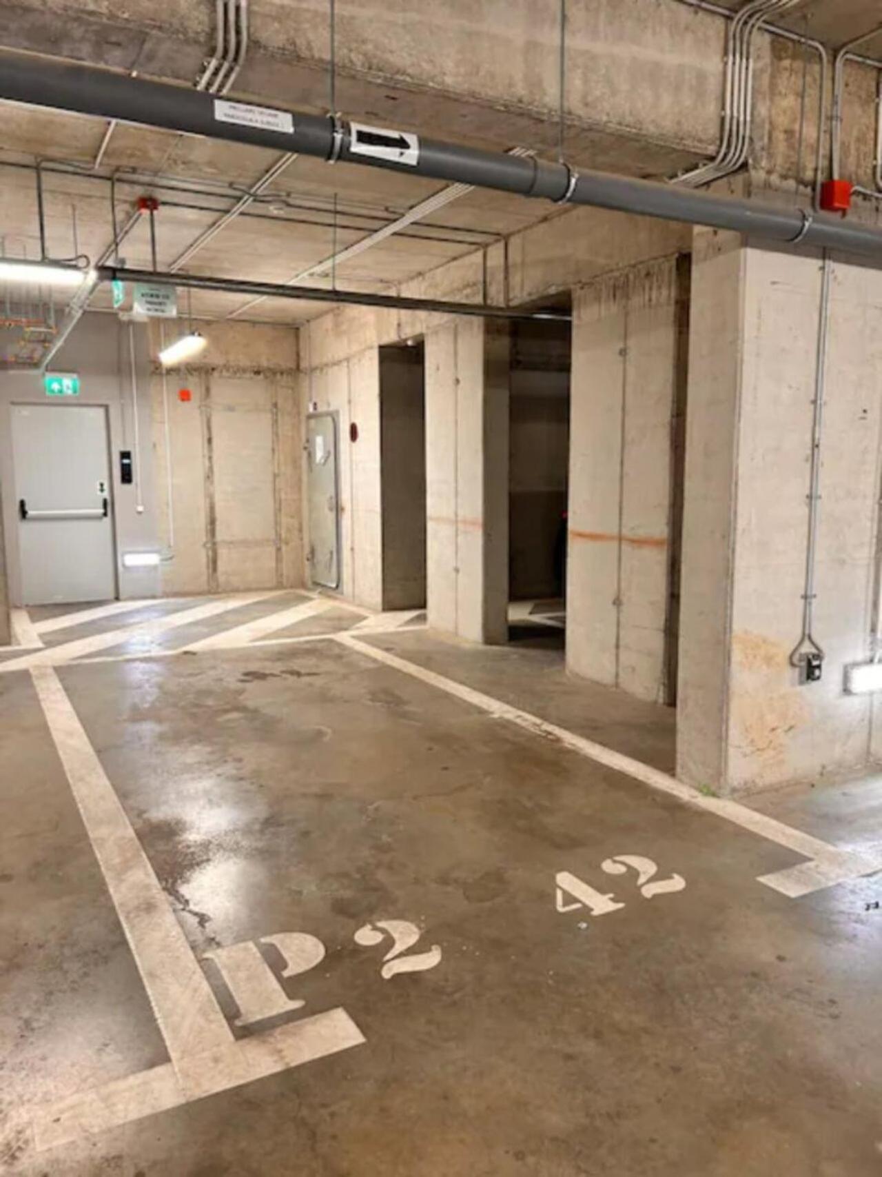 High-Rise Luxury Apartment With Free Parking ブカレスト エクステリア 写真