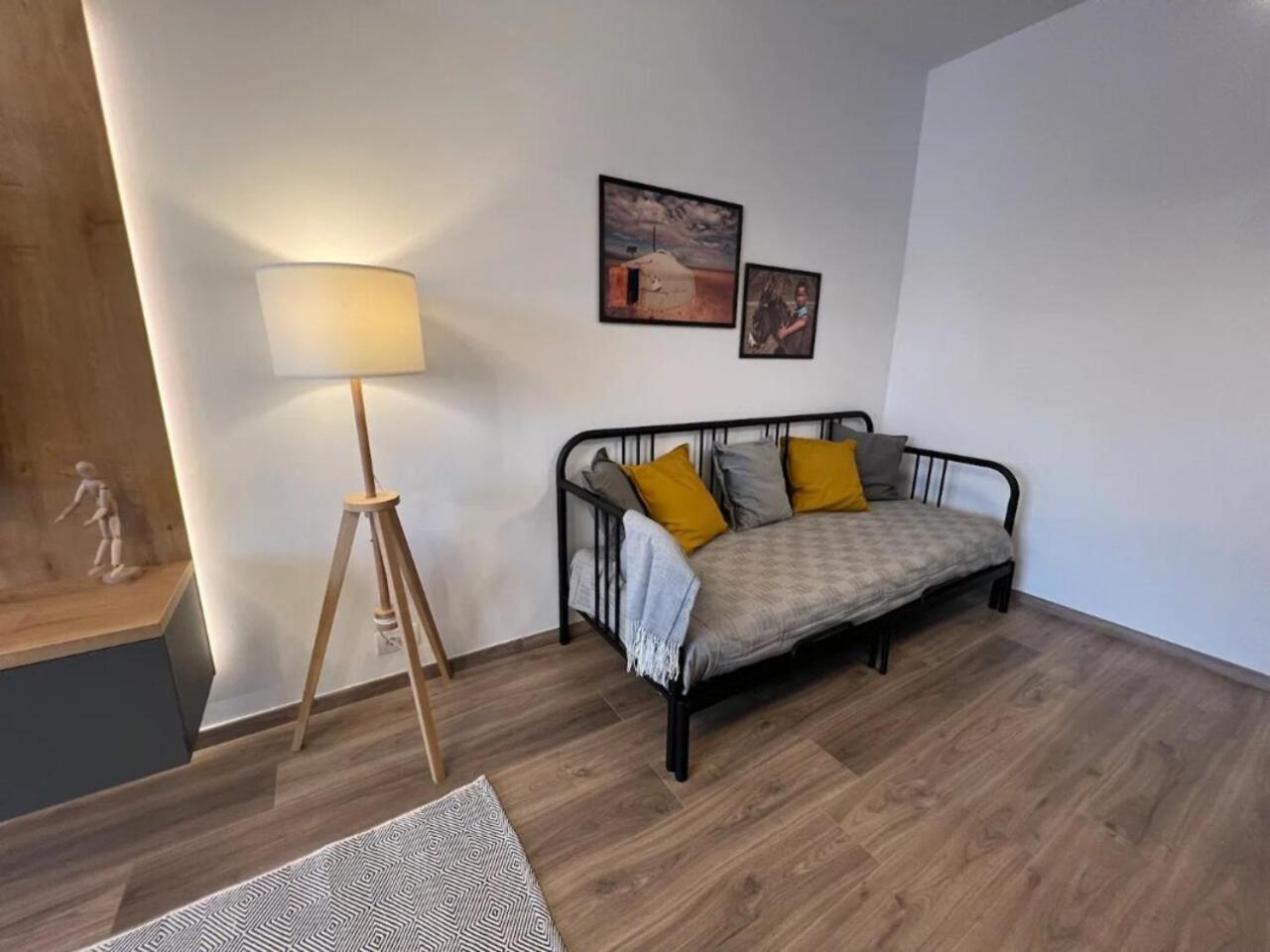 High-Rise Luxury Apartment With Free Parking ブカレスト エクステリア 写真