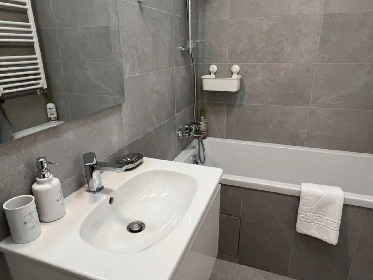 High-Rise Luxury Apartment With Free Parking ブカレスト エクステリア 写真