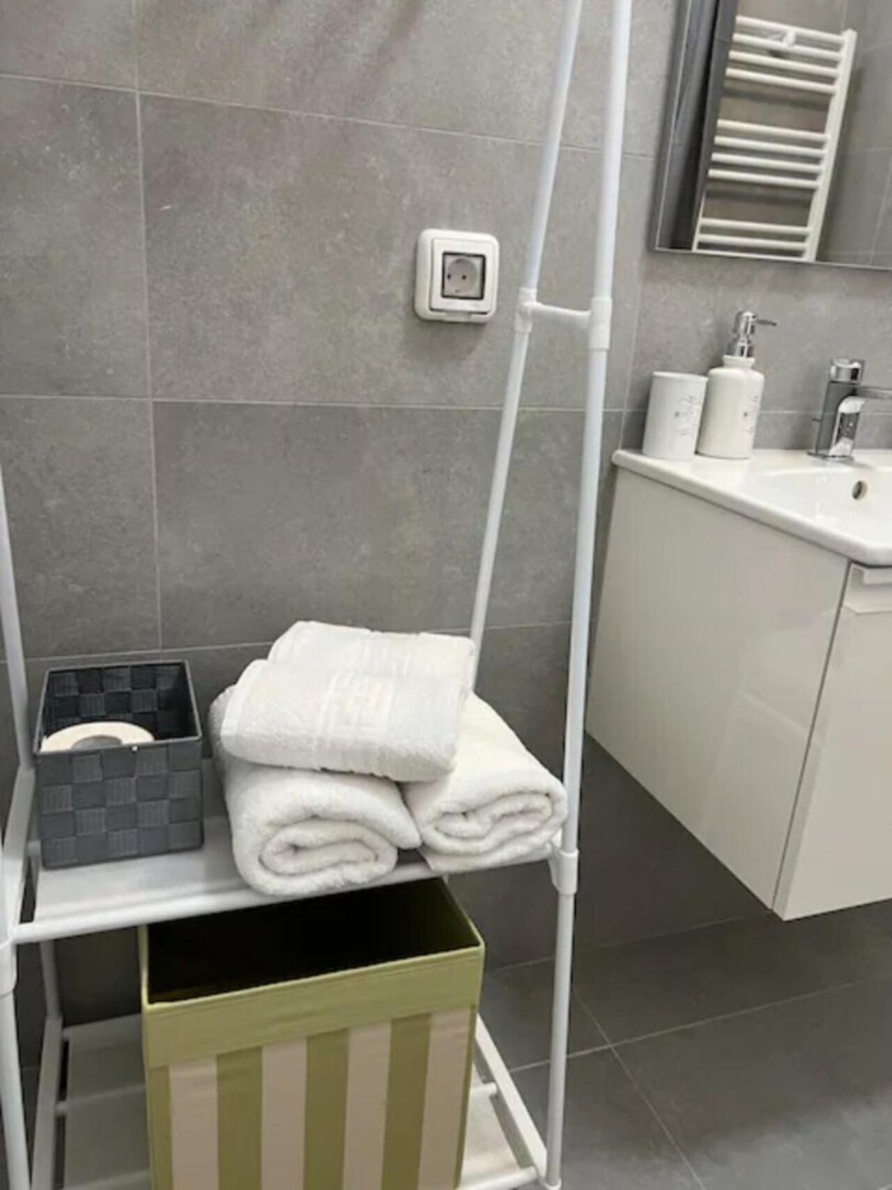 High-Rise Luxury Apartment With Free Parking ブカレスト エクステリア 写真